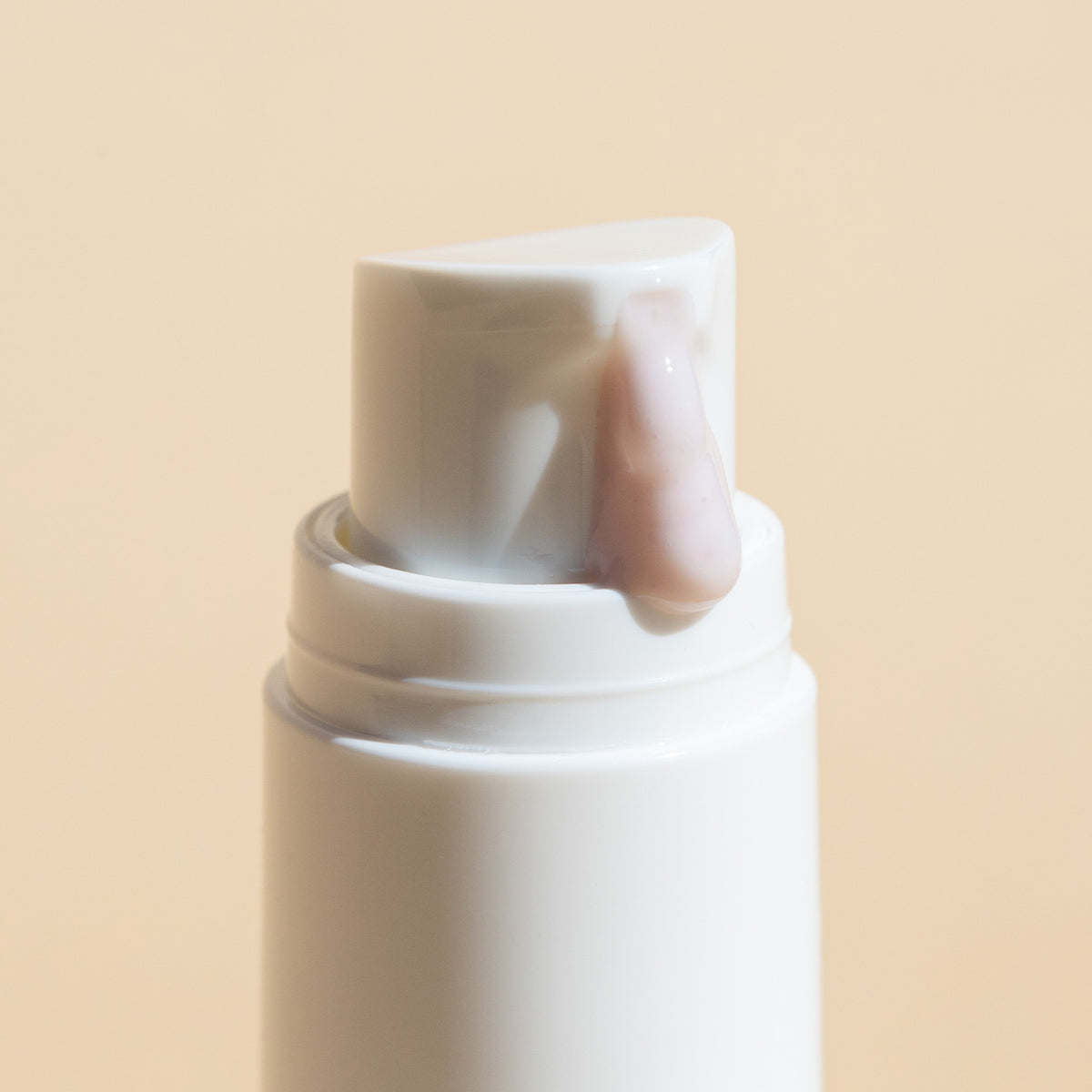 files/pure-radiance-eye-cream-pump.jpg